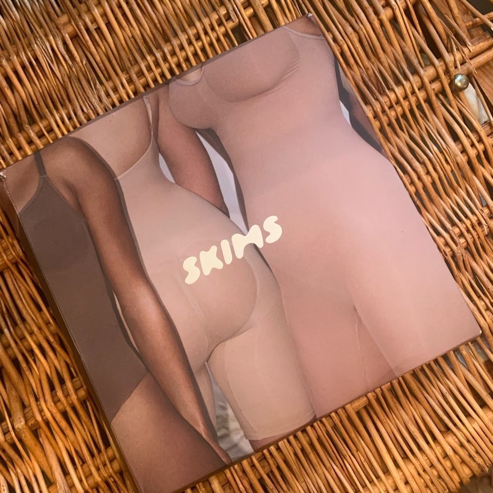 NWT Skims Sculpting Bodysuit with Snap in Cocoa - Picture 4 of 12